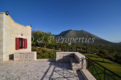 Villa 330sqm for sale-East Mani » Center