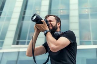 Οικονομικός φωτογράφος-ψηφιακός δημιουργός με μεγάλη εμπειρία, άριστη γνώση της τεχνολογίας και της φωτογραφίας