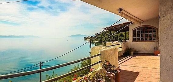 Συγκρότημα διαμερισμάτων 600 τ.μ. προς πώληση, Χρόνια