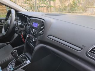 Renault Megane 2018-thumb-3