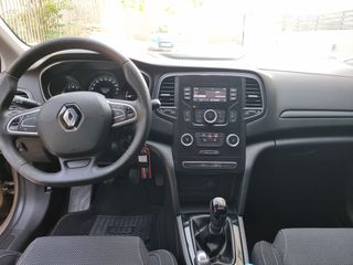 Renault Megane 2018-thumb-5