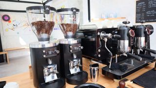 Barista σε specialty coffee boutique