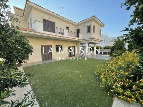 Detached home 400sqm for rent-