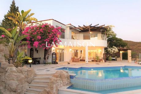 Villa 280sqm for sale-
