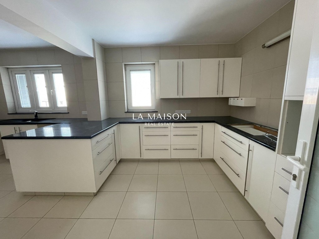 Επιχειρηματικό κτίριο 531 τ.μ. πρός πώληση, Λάρνακα, Λειβάδια