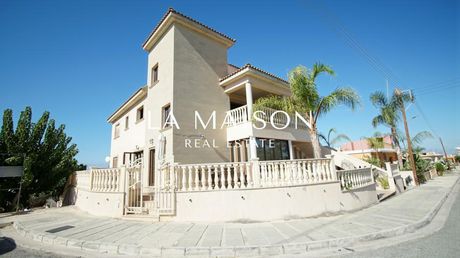 Villa 280sqm for sale-