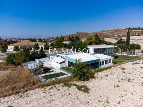 Business bulding 340sqm for sale-