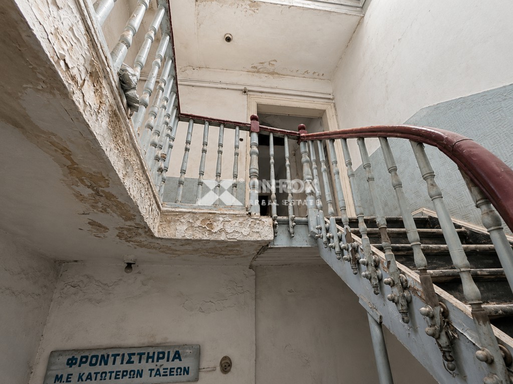 Κτίριο 700 τ.μ. προς πώληση, Λευκός Πύργος