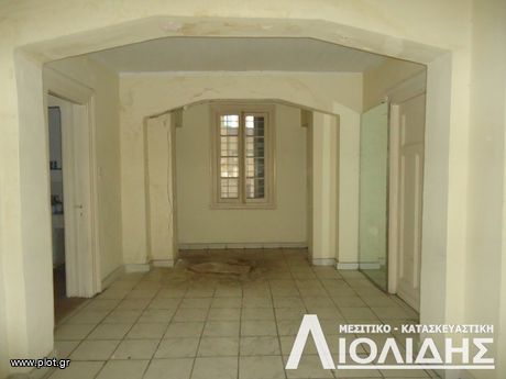 Επιχειρηματικό κτίριο 1.300τ.μ. για πώληση-Καμάρα