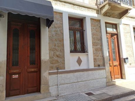 Business bulding 368sqm for rent-Attiki » Platia Attikis