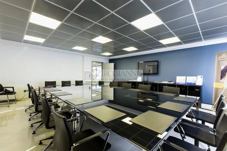 Επιχειρηματικό κτίριο 1.500τ.μ. για πώληση-Γλυκά νερά