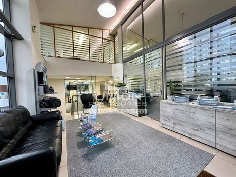 Business bulding 580sqm for sale-Koropi » Center
