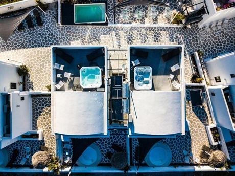 Hotel 1.070sqm for sale-Santorini
