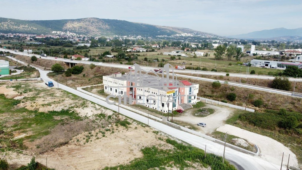 Επιχειρηματικό κτίριο 4.500 τ.μ. πρός ενοικίαση, Ν. Ιωαννίνων, Μπιζάνιο