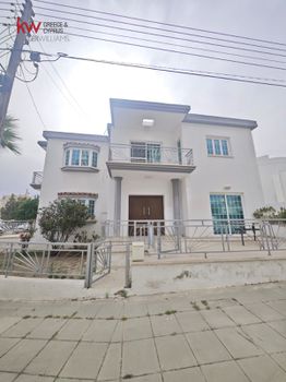 Detached home 180sqm for rent-Larnaca (Center)