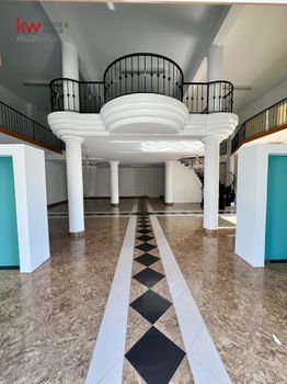 Showroom 270sqm for rent-Larnaca (Center)