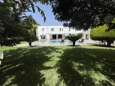 Detached home 460sqm for rent-