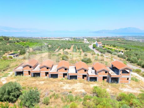 Συγκρότημα διαμερισμάτων 924τ.μ. για πώληση-Σικυώνα