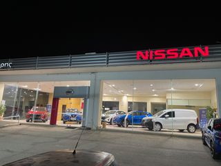 Πωλητής σε έκθεση αυτοκινήτων