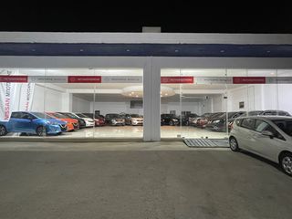 Πωλητής σε έκθεση αυτοκινήτων-thumb-1