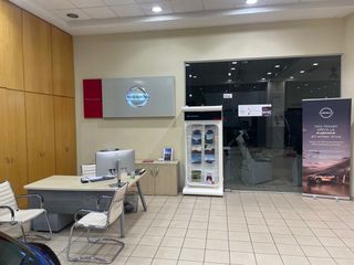 Πωλητής σε έκθεση αυτοκινήτων-thumb-2
