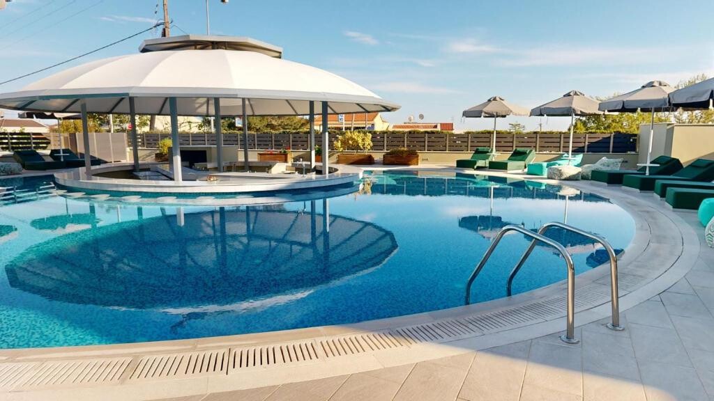 Ξενοδοχείο 4.000 τ.μ. προς πώληση, Καλύβια Θάσου
