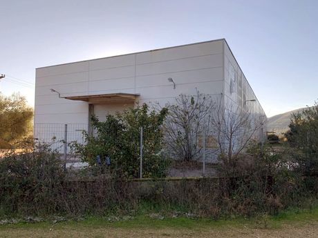 Επιχειρηματικό κτίριο 2.301τ.μ. για πώληση-Παραμυθιά » Γκρίκα