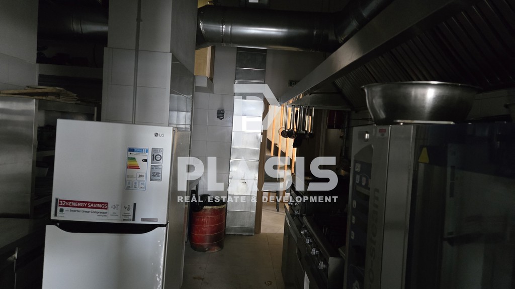 Κατάστημα 220 τ.μ. προς ενοικίαση, Τρεις Γέφυρες