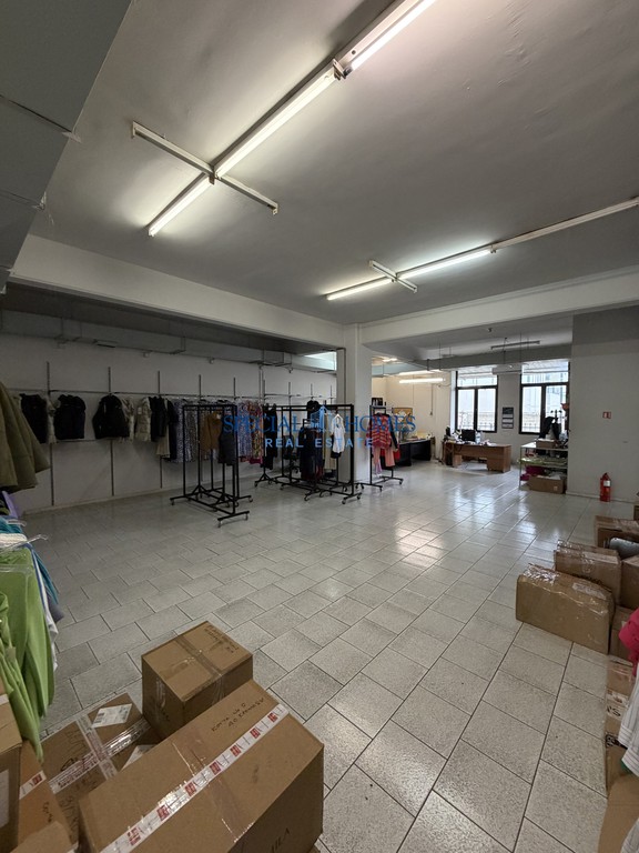 Επιχειρηματικό κτίριο 2.380 τ.μ. προς ενοικίαση, Χαριλάου