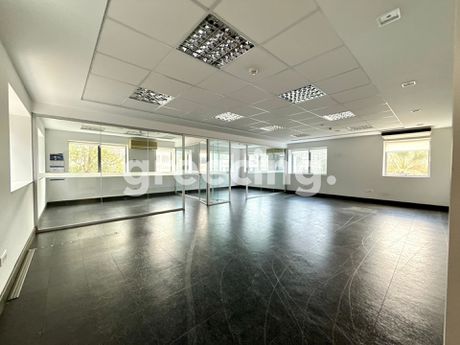 Business bulding 1.365 sqm for rent