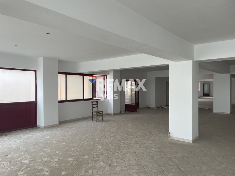 Επιχειρηματικό κτίριο 2.380 τ.μ. προς πώληση, Κέντρο Παλαιού Μενιδίου
