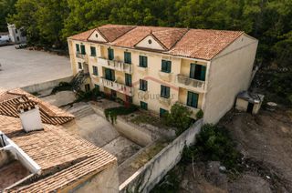 Hotel 3.000 sqm for sale, Samos Prefecture, Samos-thumb-1