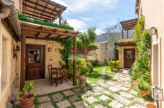 Συγκρότημα διαμερισμάτων 285 τ.μ. για πώληση